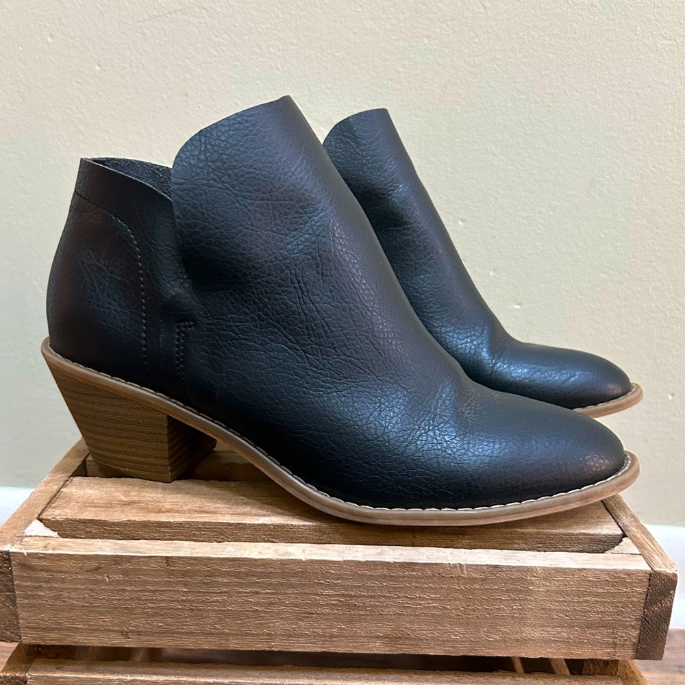 Universal Thread Black Bootie size 8 1/2